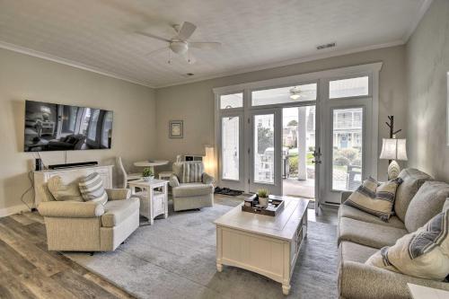 Chic and Central Townhome - 3 Blocks to Beach! in Virginia Beach, USA