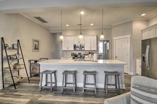 Chic and Central Townhome - 3 Blocks to Beach! in Virginia Beach, USA