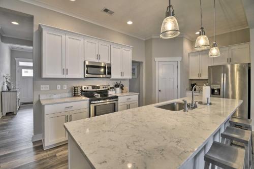 Chic and Central Townhome - 3 Blocks to Beach! in Virginia Beach, USA
