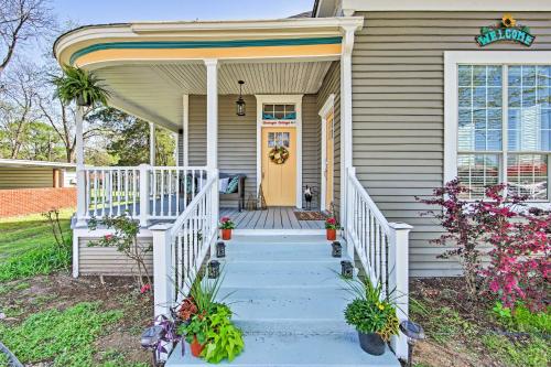 Renovated 'Carnegie Cottage' - Walk to Dtwn!