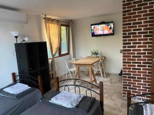 2 bedrooms, 5 beds