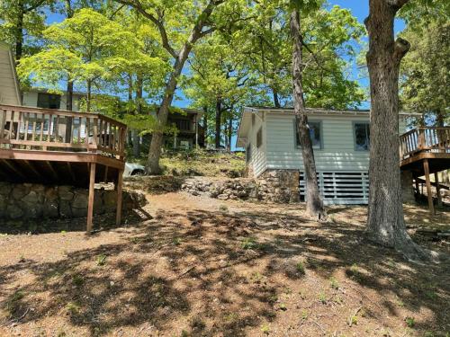 Lakeshore Fishing Cabins #4