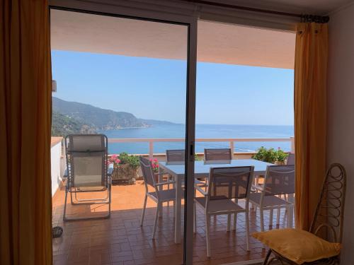 ⭑ Terrace + Sea views + Private Beach. What else? ⭑