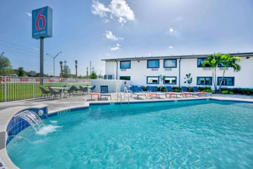 View, Motel 6-Fort Lauderdale, FL near Marina 84 Sports Bar & Grill