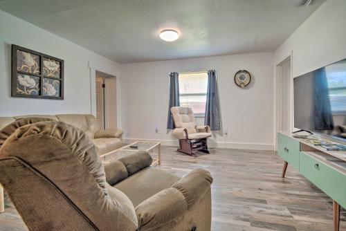 Sunny Homosassa Escape with Shared Lanai and Yard - image 8