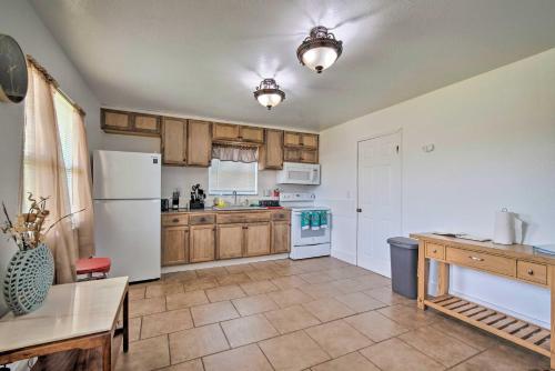 Sunny Homosassa Escape with Shared Lanai and Yard - image 11