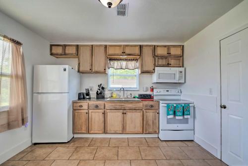 Sunny Homosassa Escape with Shared Lanai and Yard - image 13