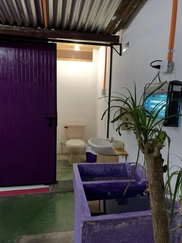 Bathroom, Chirris Hostel in San Juan La Laguna