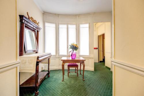 Hotel St. Moritz - image 7
