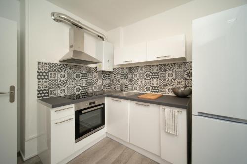 Kitchen, Appartement tout equipe parking balcon 2 chambres in La Rose