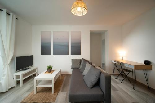 Appartement tout equipe parking balcon 2 chambres in La Rose