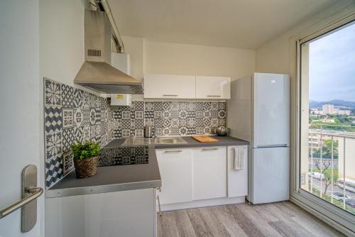 Kitchen, Appartement tout equipe parking balcon 2 chambres in La Rose