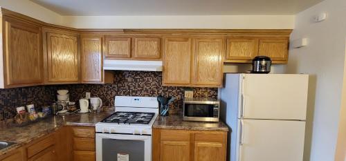 Vacation Home 3.5 Mi to Strip/DT/Outlt up to 8 gst, Las Vegas (photo 8)
