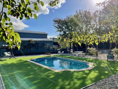 Swimming pool, Farm Stay MAPLE Cottage at Wilindi Estate in Hastings / Tyabb