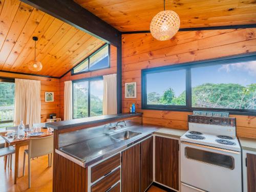 Beach Lovers Bach - Hahei Holiday Home in Hahei