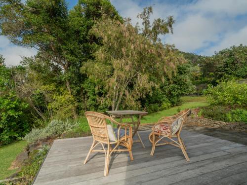 Beach Lovers Bach - Hahei Holiday Home in Hahei