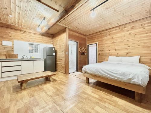 Log Park Holiday Hotel in Halla Mountain National Park