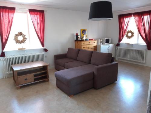 1 queen bed, 1 sofa bed