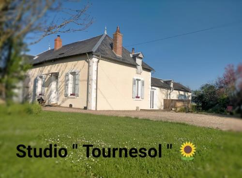 . studio " tournesol " au coeur du Berry