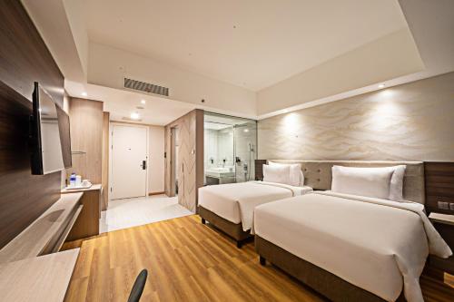 Deluxe Twin Room room in Hotel Platinum Tunjungan Surabaya
