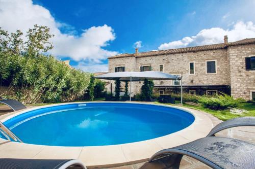  5 bedrooms mansion with private pool enclosed garden and wifi at Gesturi in Gesturi