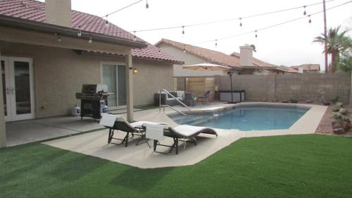 Cozy House with Pool htr, BBQ, near Val Vista Lakes