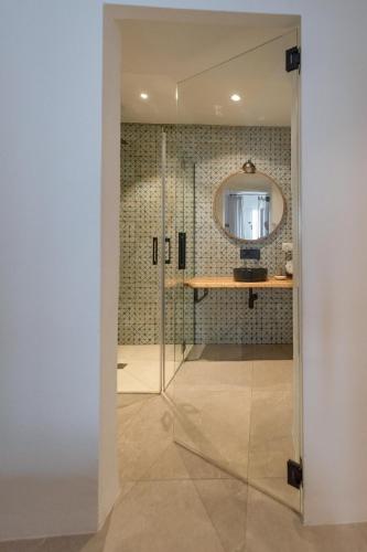 Double Room with Private Bathroom image 8