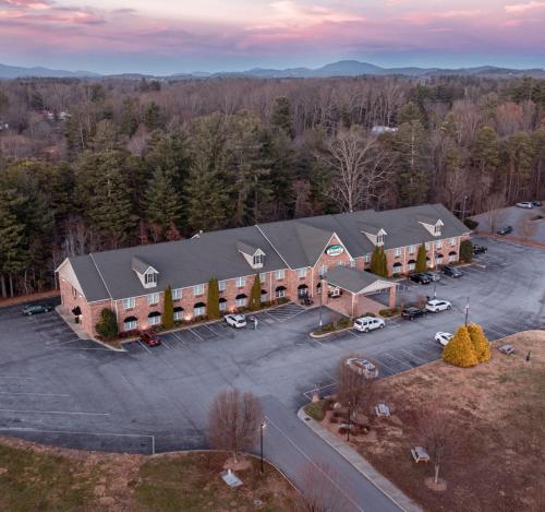 Mountain Inn & Suites Flat Rock - Hotel