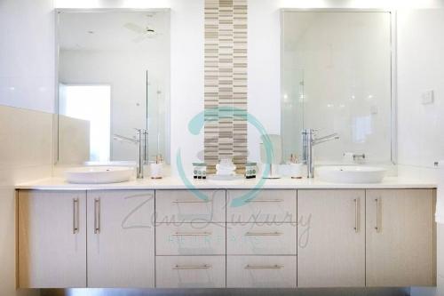 ZEN LUXURY: 2-Story 4-BR Penthouse in Darwin City with Mindal Markets & Harbour Views