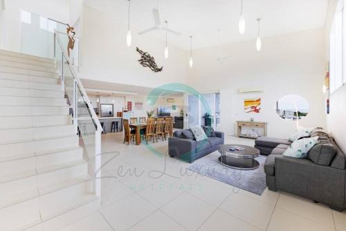 ZEN LUXURY: 2-Story 4-BR Penthouse in Darwin City with Mindal Markets & Harbour Views