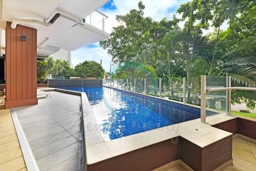 ZEN LUXURY: 2-Story 4-BR Penthouse in Darwin City with Mindal Markets & Harbour Views