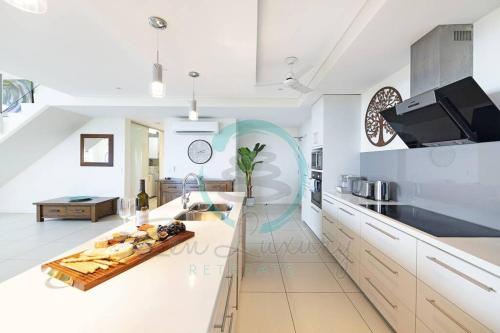 ZEN LUXURY: 2-Story 4-BR Penthouse in Darwin City with Mindal Markets & Harbour Views