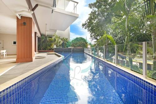 ZEN LUXURY: 2-Story 4-BR Penthouse in Darwin City with Mindal Markets & Harbour Views