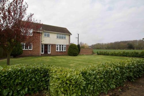 Spacious 5 bed in the countryside, close to Frinton-On-Sea