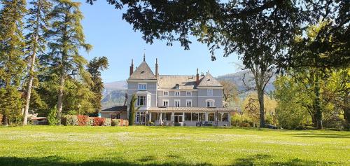 Domaine des Cèdres -- hôtel, résidence, gîtes et insolites - Hotel - Villebois