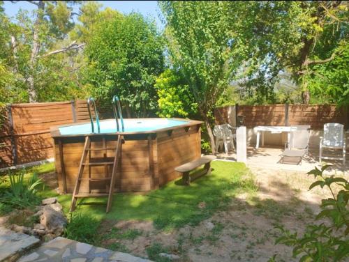 Maison de 2 chambres avec piscine privee jardin clos et wifi a Neoules gîte à louer Néoules