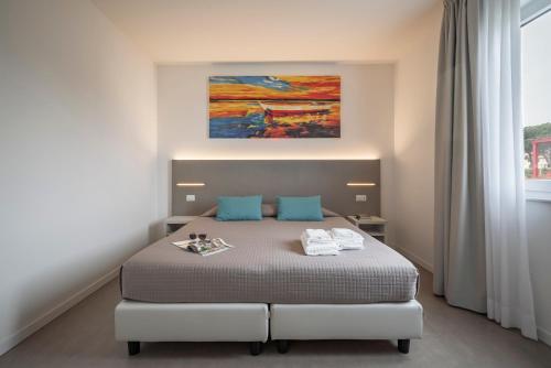 1 queen bed, 1 sofa bed