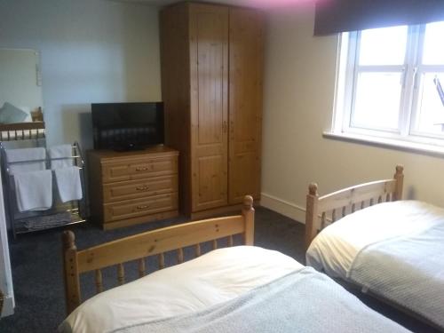 2 twin beds