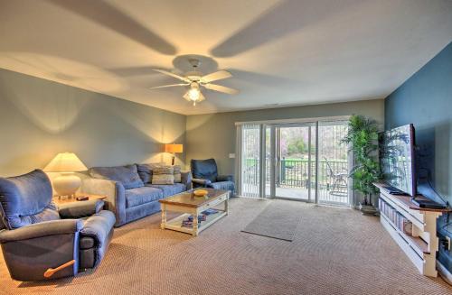 Spacious Lakefront Condo with Community Pools!