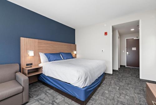 Holiday Inn Express Kansas City North Parkville, an IHG Hotel