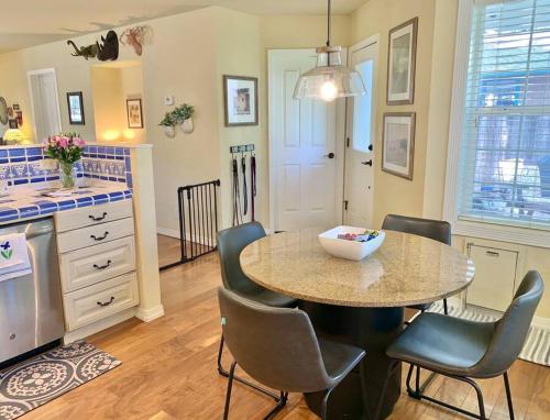 The Comforts' Inn: Mountain Escape in Kachina Village (AZ)