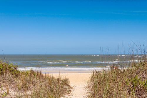 Paradise Ocean 3 Bedrooms Sleeps 6 Vilano Beach Pool Ocean Front - image 4