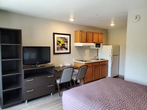 WoodSpring Suites Kansas City Mission