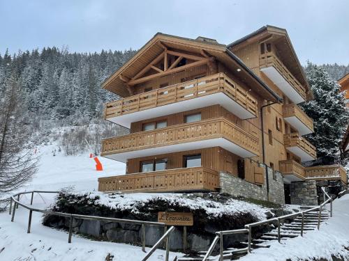 Meribel Centre La Chaudanne, real ski in and out right on slopes, 3 bedrooms 2 bathrooms, newly renovated, Chalet l'Épervière