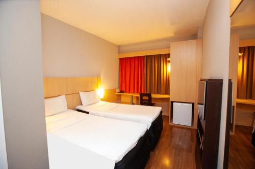 Standard Twin Room image 4