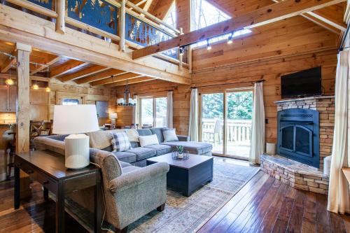 Redtail Retreat with Kids Den Fireplace Hot Tub in Sevierville, USA