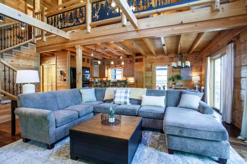 Redtail Retreat with Kids Den Fireplace Hot Tub in Sevierville, USA