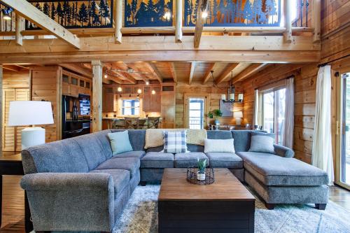 Redtail Retreat with Kids Den Fireplace Hot Tub in Sevierville, USA