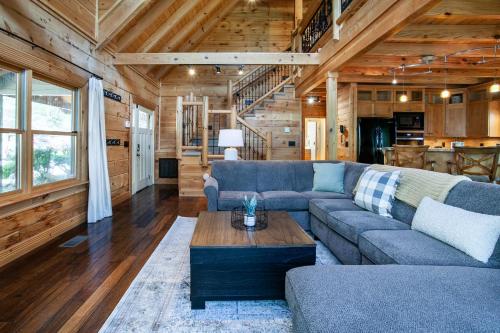 Redtail Retreat with Kids Den Fireplace Hot Tub in Sevierville, USA