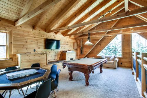 Redtail Retreat with Kids Den Fireplace Hot Tub in Sevierville, USA